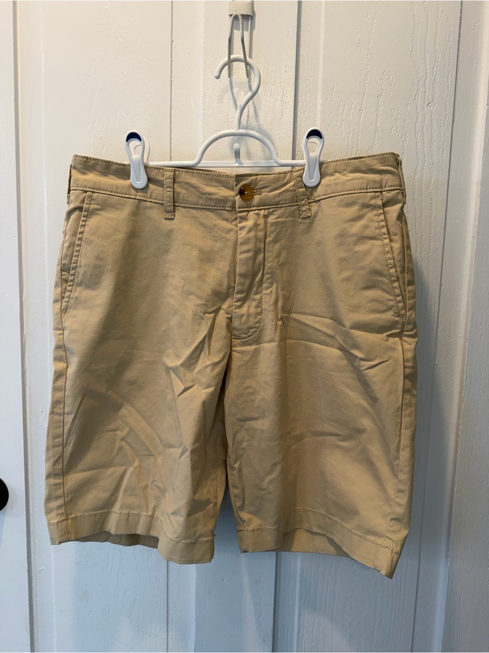 Izod Men's Khaki Flat-Front Shorts - Tan
32 9.5 inseam. Saltwater stretch